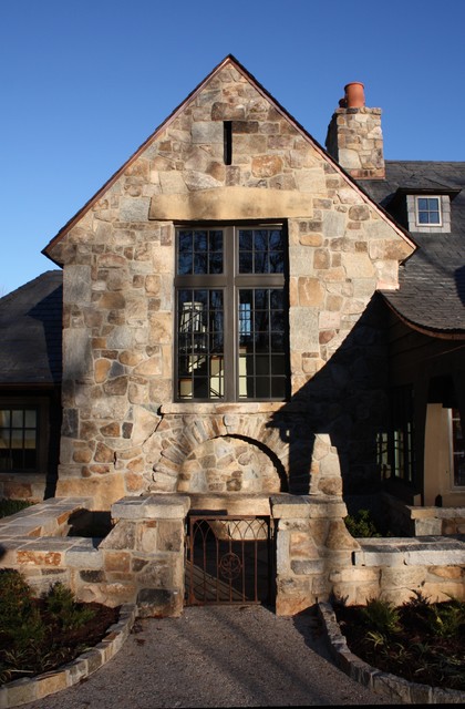 Фотография фасада дома отделанного камнем