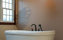 Строго функциональный дизайн современной ванной комнаты